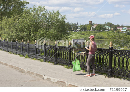 Girl-painter paints the landscape of the city of Vologda 71199927