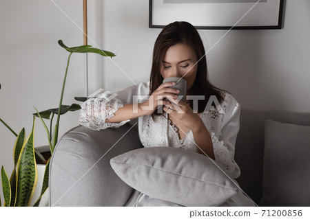 Woman holding a coffee cup 71200856