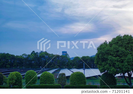 與太陽能電池板的景觀 與太陽能電池板的景觀 71201141