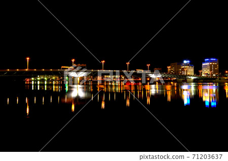 Shishido大橋大橋和松江新治子溫泉鎮的夜景 島根縣松江市 晴天 照片素材 圖片 圖庫