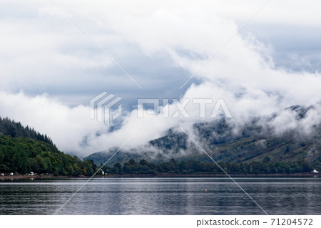 Autumnon Loch Fyne at Inveraray - Argyll - Scotland Autumnon Loch Fyne at Inveraray - Argyll - Scotland 71204572