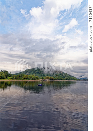 Autumnon Loch Fyne at Inveraray - Argyll - Scotland Autumnon Loch Fyne at Inveraray - Argyll - Scotland 71204574