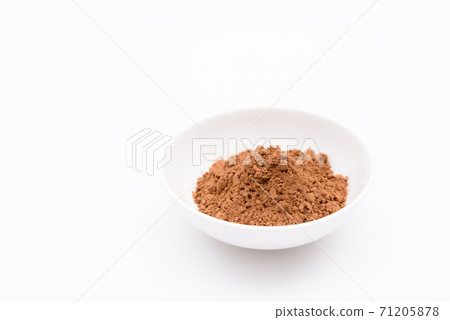 肉桂粉在盤子上白色背景 71205878