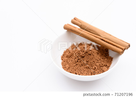 肉桂棒和肉桂粉在盤子上白色背景 71207196