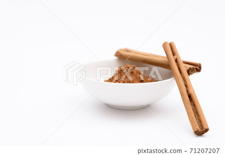肉桂棒和肉桂粉在盤子上白色背景 71207207