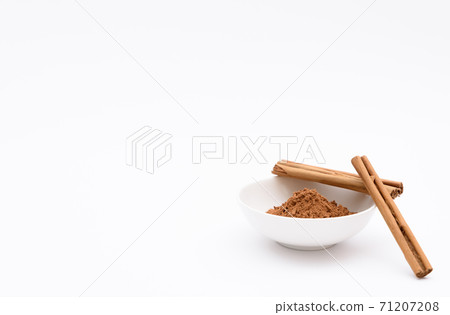 Cinnamon stick and cinnamon powder on the plate white background 71207208