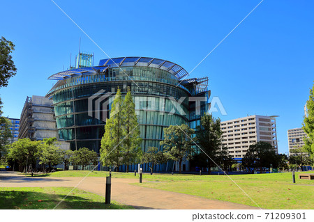 東京步行台場象徵海濱公園和日本科學未來館 71209301