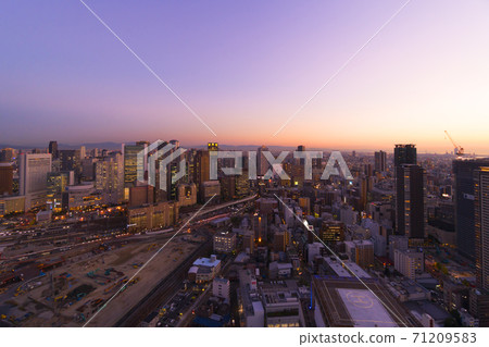 2020年10月在梅田附近的大阪夜景 2020年10月在梅田附近的大阪夜景 71209583