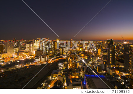 2020年10月在梅田附近的大阪夜景 2020年10月在梅田附近的大阪夜景 71209585