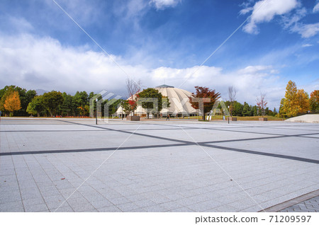 秋天的信州天空公園山比科巨蛋和藍天 秋天的信州天空公園山比科巨蛋和藍天 71209597