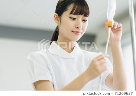 女護士為靜脈滴注做準備 女護士為靜脈滴注做準備 71209637