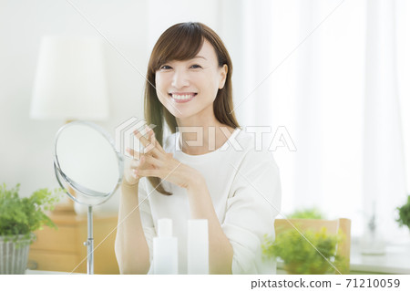 中年婦女的皮膚護理美容 71210059