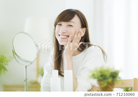 中年婦女的皮膚護理美容 71210060