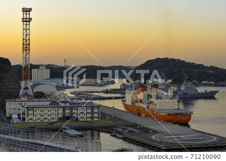 Evening view of Yokosuka Port [Autumn Yokosuka] Icebreaker Shirase 71210090