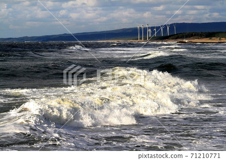 Waves of the Sea of Japan 71210771