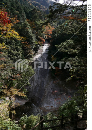 瀑布和秋葉 瀑布和秋葉 71211196