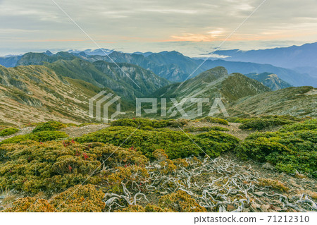 台灣百岳-雪山東峰雪山主峰圈谷及聖稜線 71212310