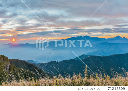 Taiwan Baiyue-Snow Mountain Wuling Sixiu Trail (Peach Mountain, Pintian, Chiyou, Karaye and Xinda Mountain House) 71212809