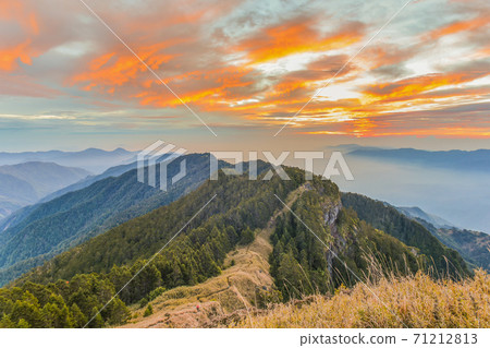 台灣百岳-雪山武陵四秀步道(桃山 品田 池有 克拉業 與 新達山屋) 台灣百岳-雪山武陵四秀步道(桃山 品田 池有 克拉業 與 新達山屋) 71212813