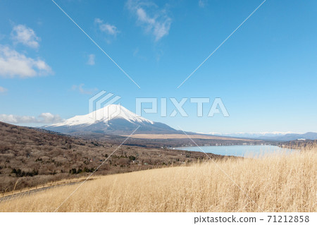 Mt. Fuji seen from the Yamanakako panoramic stand (winter) 71212858