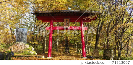 Scenery of Choro Shrine after the rain Autumn leaves Shichikashuku Town, Miyagi Prefecture 71213007