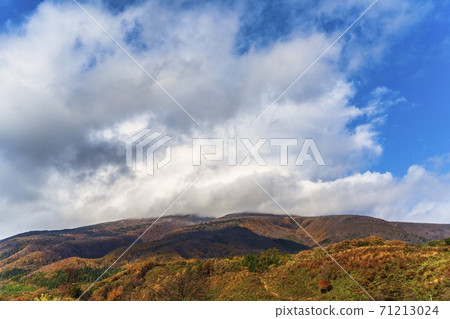 Mt. Fubo seen from Shichikashuku in late autumn, autumn leaves, Shichikashuku Town, Miyagi Prefecture Mt. Fubo seen from Shichikashuku in late autumn, autumn leaves, Shichikashuku Town, Miyagi Prefecture 71213024