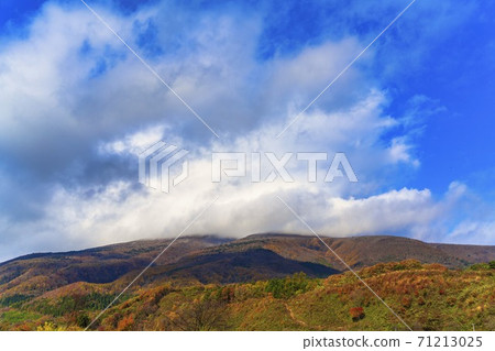 Mt. Fubo seen from Shichikashuku in late autumn, autumn leaves, Shichikashuku Town, Miyagi Prefecture Mt. Fubo seen from Shichikashuku in late autumn, autumn leaves, Shichikashuku Town, Miyagi Prefecture 71213025