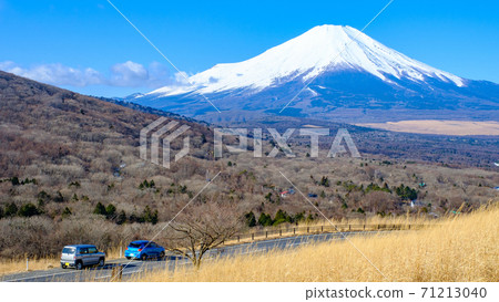 Mt. Fuji seen from the Yamanakako panoramic stand (winter) 71213040