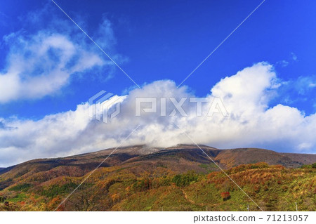 Mt. Fubo seen from Shichikashuku in late autumn, autumn leaves, Shichikashuku Town, Miyagi Prefecture Mt. Fubo seen from Shichikashuku in late autumn, autumn leaves, Shichikashuku Town, Miyagi Prefecture 71213057