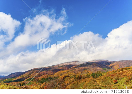 Mt. Fubo seen from Shichikashuku in late autumn, autumn leaves, Shichikashuku Town, Miyagi Prefecture Mt. Fubo seen from Shichikashuku in late autumn, autumn leaves, Shichikashuku Town, Miyagi Prefecture 71213058