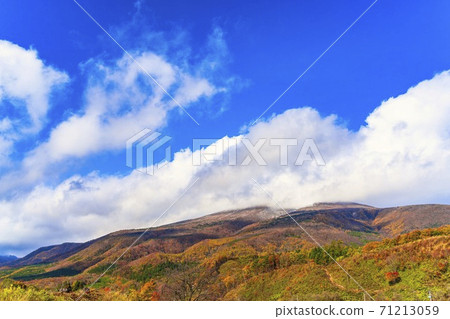 Mt. Fubo seen from Shichikashuku in late autumn, autumn leaves, Shichikashuku Town, Miyagi Prefecture Mt. Fubo seen from Shichikashuku in late autumn, autumn leaves, Shichikashuku Town, Miyagi Prefecture 71213059