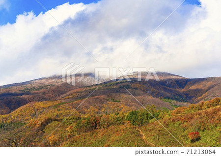 Mt. Fubo seen from Shichikashuku in late autumn, autumn leaves, Shichikashuku Town, Miyagi Prefecture Mt. Fubo seen from Shichikashuku in late autumn, autumn leaves, Shichikashuku Town, Miyagi Prefecture 71213064