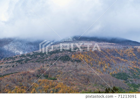 Mt. Fubo seen from Shichikashuku in late autumn, autumn leaves, Shichikashuku Town, Miyagi Prefecture Mt. Fubo seen from Shichikashuku in late autumn, autumn leaves, Shichikashuku Town, Miyagi Prefecture 71213091