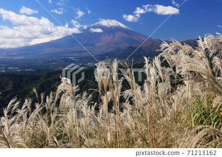 Mt. Fuji over Tanzawa Onoyama in autumn Mt. Fuji over Tanzawa Onoyama in autumn 71213162
