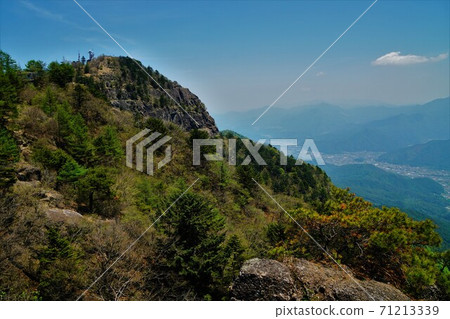 三重山的岩石 三重山的岩石 71213339