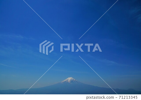 富士山和Mitsutoge Kaiunzan山的藍天 富士山和Mitsutoge Kaiunzan山的藍天 71213345