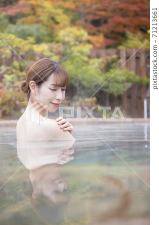 一個年輕女子在秋葉的背景下悠閒地露天浴 一個年輕女子在秋葉的背景下悠閒地露天浴 71213661