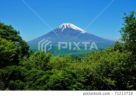 富士山和Ashitaka Kurodake山中剩下的積雪 富士山和Ashitaka Kurodake山中剩下的積雪 71213719