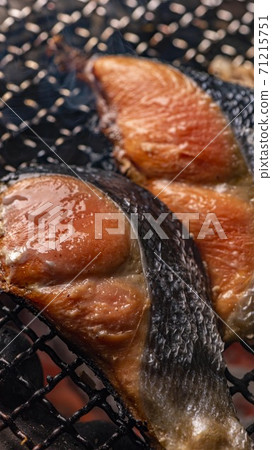 Charcoal-grilled fresh and delicious salmon from Hokkaido 71215751
