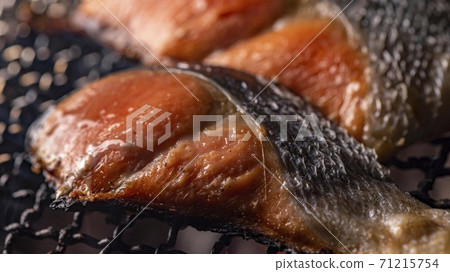 Charcoal-grilled fresh and delicious salmon from Hokkaido 71215754