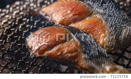 北海道炭火烤鮮美鮭魚 71215758