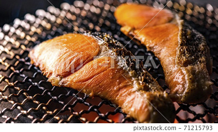 Charcoal-grilled fresh and delicious salmon from Hokkaido 71215793