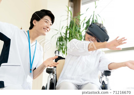 老年婦女康復和物理治療師 老年婦女康復和物理治療師 71216670