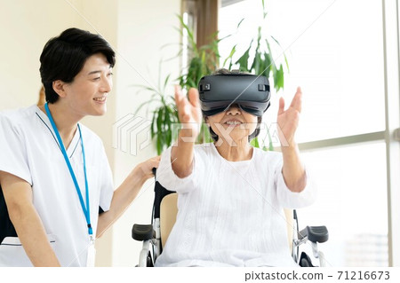 老年婦女康復和物理治療師 老年婦女康復和物理治療師 71216673