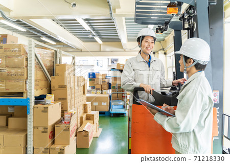 女工駕駛叉車 71218330