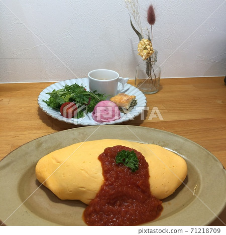 Omelette rice  71218709