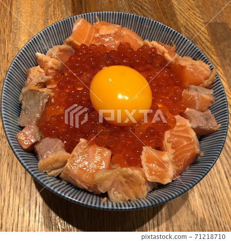Salmon rice bowl 71218710
