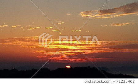 從愛媛縣松山市的松山城堡觀看松山綜合公園的秋天日落[9月] 71223402