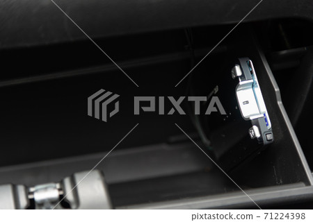 雜物箱中的ETC車載設備 雜物箱中的ETC車載設備 71224398