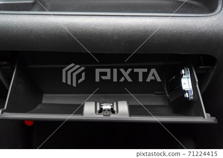 雜物箱中的ETC車載設備 雜物箱中的ETC車載設備 71224415